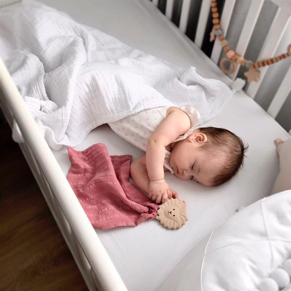 Tikiri Knuffeldoekje Met Bijtspeeltje - Leeuw 4 Tikiri Knuffeldoekje Met Bijtspeeltje - Leeuw - Afbeelding 4