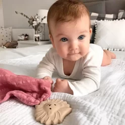 Tikiri Knuffeldoekje Met Bijtspeeltje - Leeuw 9 Tikiri Knuffeldoekje Met Bijtspeeltje - Leeuw -Kinderspeelgoed tikiri tikiri knuffeldoekje met bijtspeeltje leeuw 4